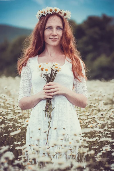 Hermosa mujer disfrutando de campo, concepto de armonía — Foto de Stock
