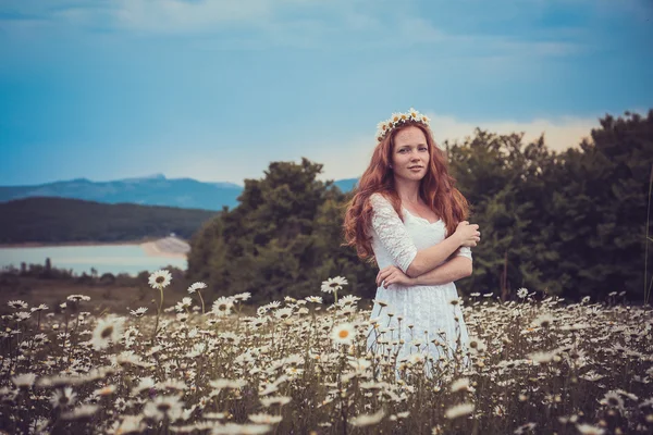 Beautiful woman enjoying field, harmony concept — Stock Photo, Image