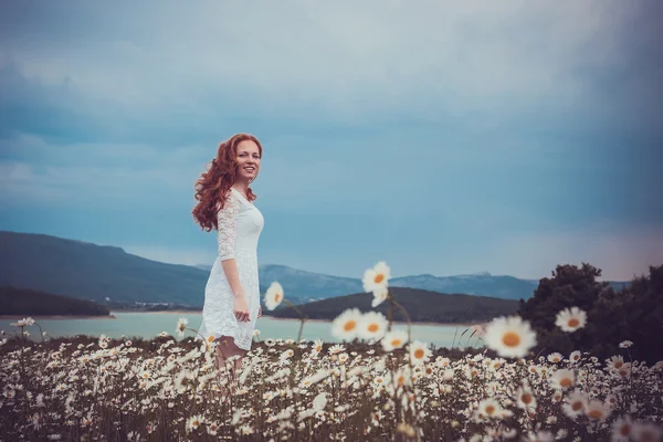 Beautiful woman enjoying field, harmony concept — 图库照片