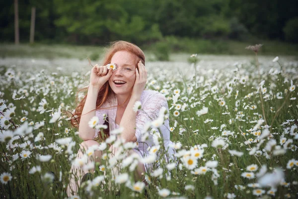 Beautiful woman enjoying field, harmony concept — Stock Photo, Image