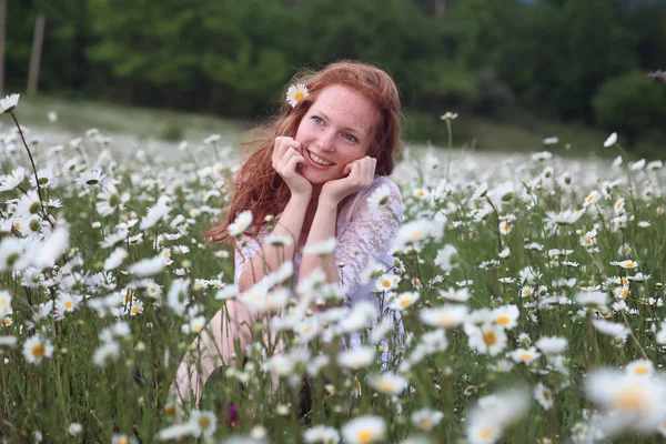 Schöne Frau genießt Feld, Harmoniekonzept — Stockfoto