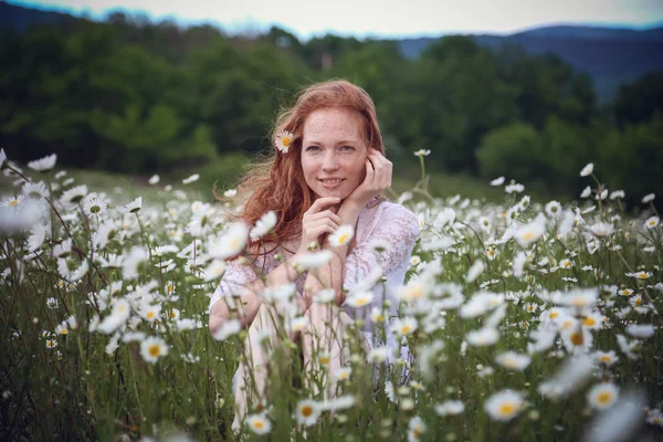 Beautiful woman enjoying field, harmony concept — 图库照片