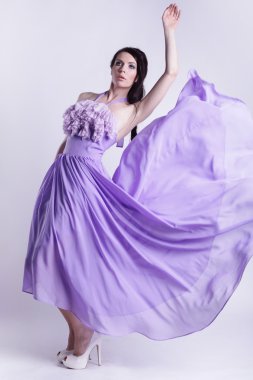 Çok seksi kız tam uzunlukta bir elbiseyle poz