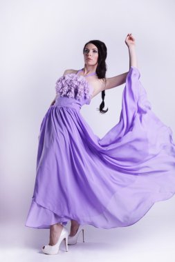 Çok seksi kız tam uzunlukta bir elbiseyle poz