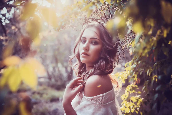 Retrato de menina bonita com olhos mágicos no vestido — Fotografia de Stock