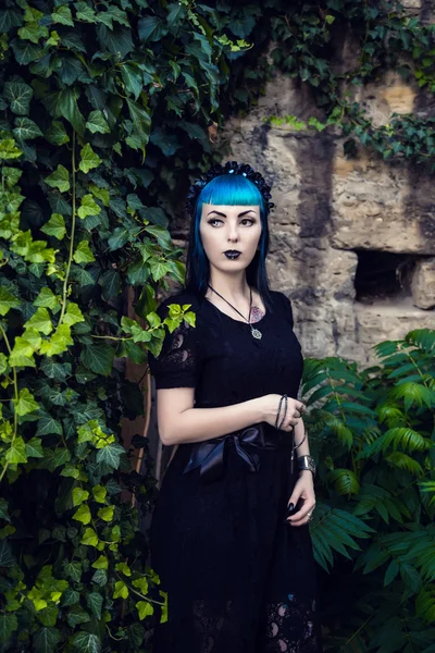 Menina gótica bonita com cabelo azul brilhante — Fotografia de Stock