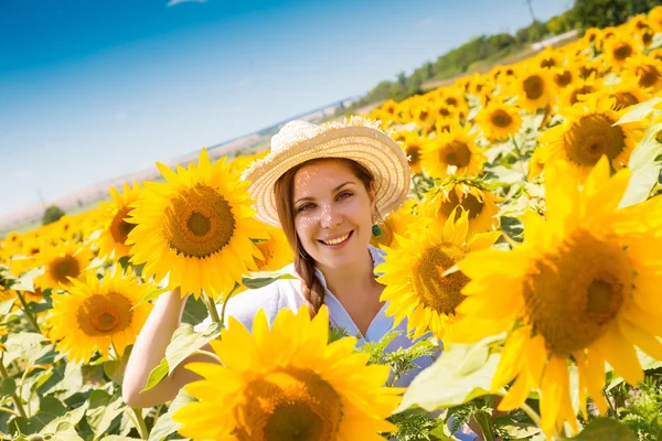 Jeune belle femme sur champ de tournesol en fleurs en été — Photo