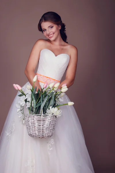 Schöne Braut posiert am Hochzeitstag — Stockfoto