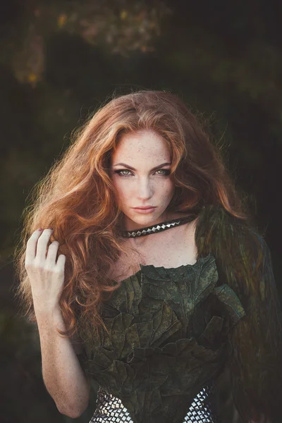 Mulher bonita com cabelo vermelho na moda roupas militares — Fotografia de Stock