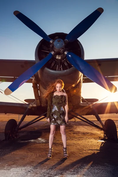 Nő, vörös haj, katonai ruha, a légi jármű közelében — Stock Fotó