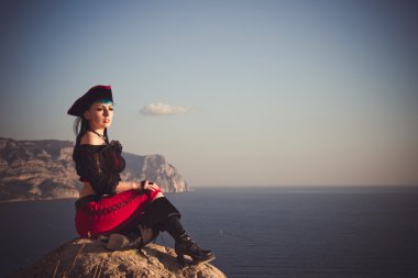 Sahilde bir korsan kadın portresi