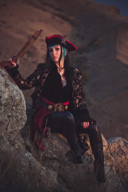 Sahilde bir korsan kadın portresi