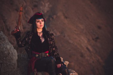 Sahilde bir korsan kadın portresi