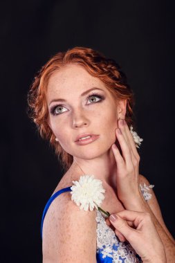 Profesyonel makyajlı güzel bir kadın.