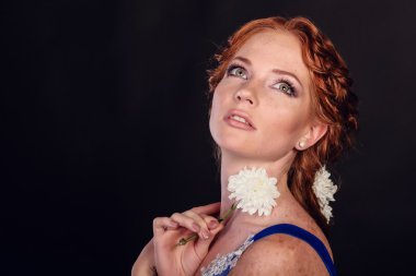 Profesyonel makyajlı güzel bir kadın.