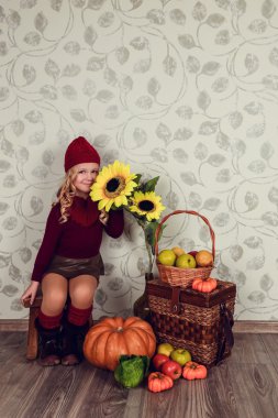 bir çocuk bir sebze ile