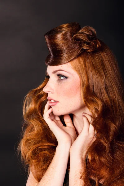 Retrato de moda de mujer de lujo con joyas . — Foto de Stock