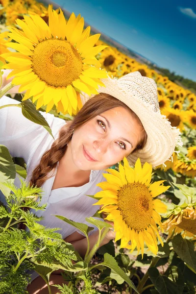 Mladá krásná žena mezi slunečnice — Stock fotografie