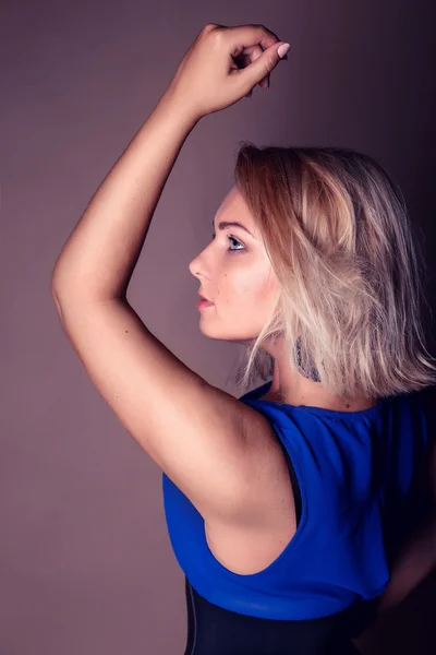 Portrait de belle jeune femme blonde bouclée posant en studio — Photo