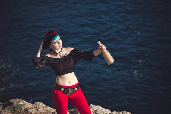Retrato de uma mulher pirata na praia — Fotografia de Stock
