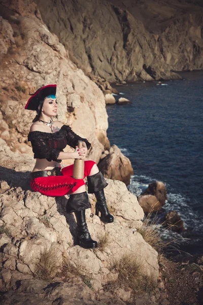 Retrato de uma mulher pirata na praia — Fotografia de Stock