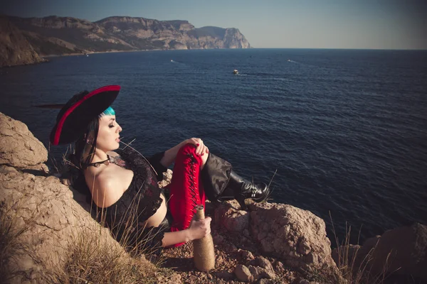 Retrato de una mujer pirata en la playa — Foto de Stock