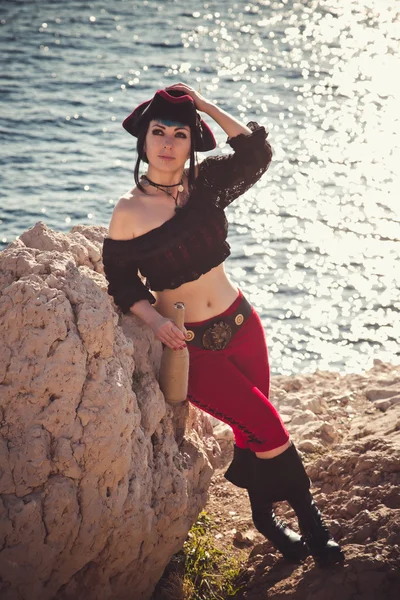 Retrato de una mujer pirata en la playa — Foto de Stock