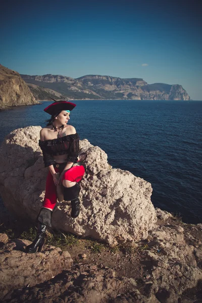 Ritratto di una donna pirata in spiaggia — Foto Stock