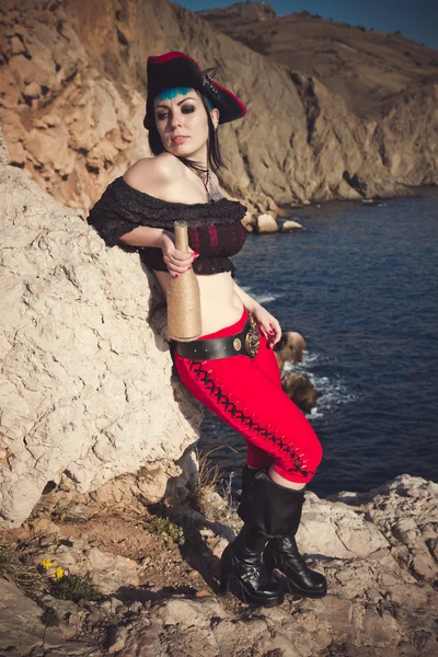 Porträtt av en pirat kvinna på stranden — Stockfoto