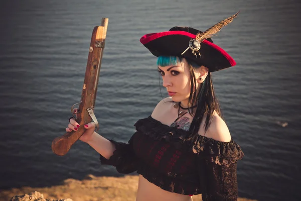 Retrato de una mujer pirata en la playa — Foto de Stock