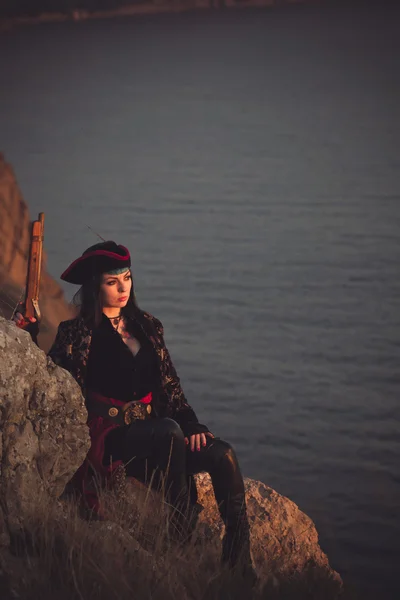 Portret van een vrouw van de piraat op het strand — Stockfoto