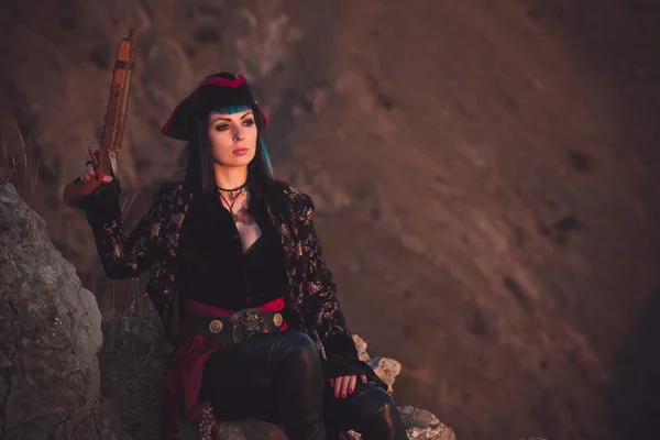 Portret van een vrouw van de piraat op het strand — Stockfoto