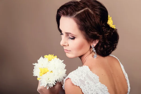 Beautiful bride posing in her wedding day — Stock Photo, Image