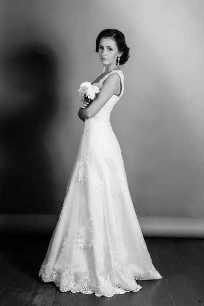 Beautiful bride posing in her wedding day — Stock Photo, Image