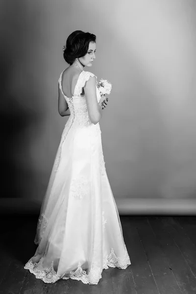 Beautiful bride posing in her wedding day — Stock Photo, Image