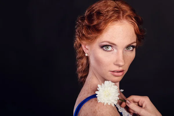 Vacker kvinna med professionell make up — Stockfoto