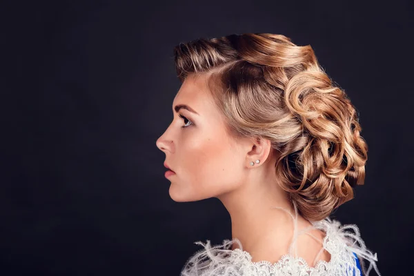 Moda penteado da mulher bonita — Fotografia de Stock