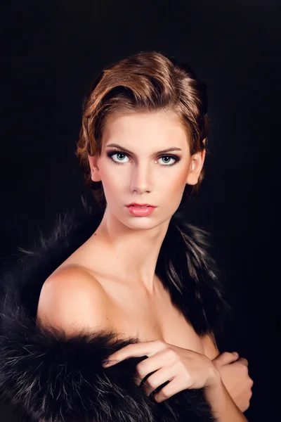 Elegante junge Frau in schwarzen Dessous posiert im Studio. — Stockfoto