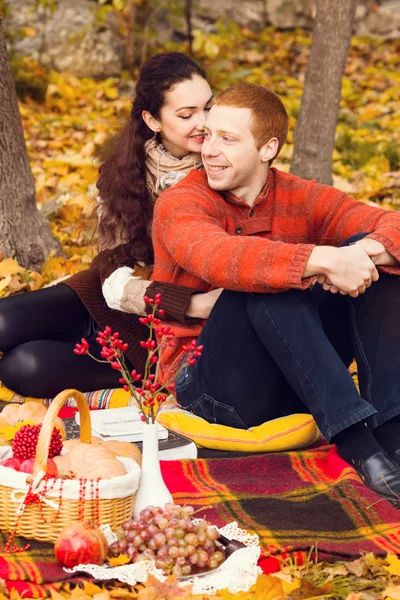 Feliz joven pareja enamorada encontrándose en la hoja de otoño — Foto de Stock