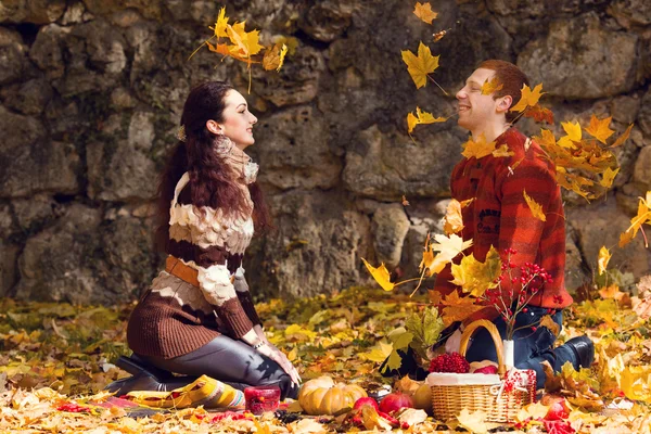 Mutlu genç çift toplantı sonbahar yaprak üzerinde tr — Stok fotoğraf