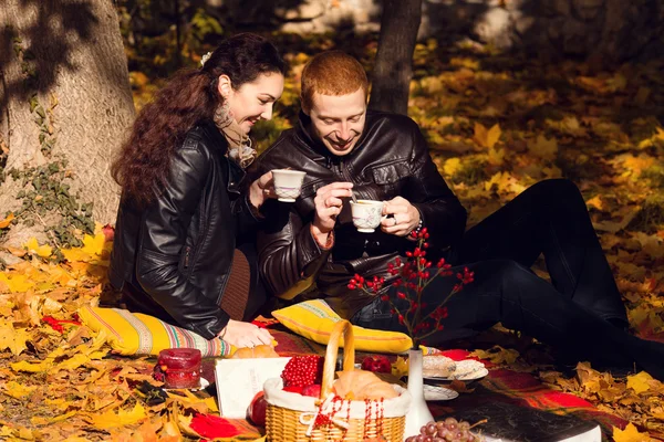 Gelukkige jonge paar in liefde vergadering op de Herfstblad — Stockfoto