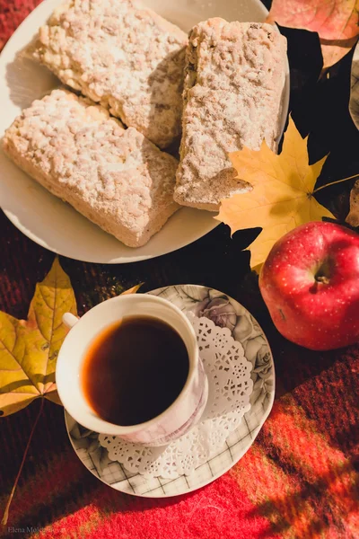 Autumn composition of yellow flowers, oatmeal cookies, apple, pu — Stockfoto