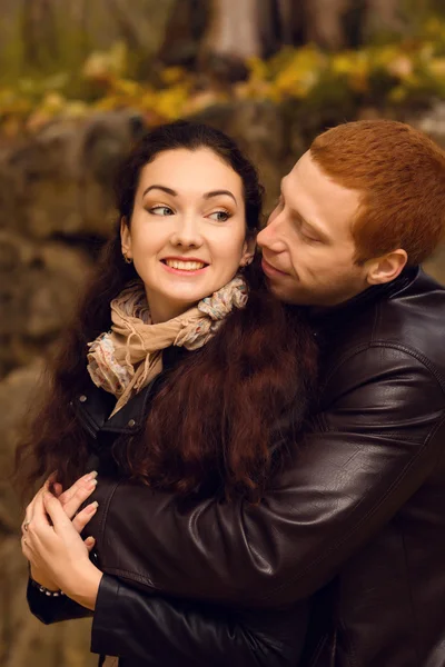 Feliz joven pareja enamorada encontrándose en la hoja de otoño —  Fotos de Stock