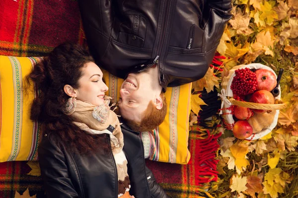 Felice giovane coppia innamorata incontro sulla foglia di autunno — Foto Stock