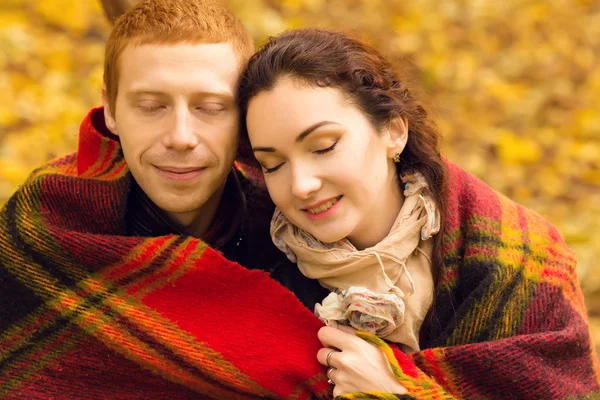 Feliz joven pareja enamorada encontrándose en la hoja de otoño —  Fotos de Stock