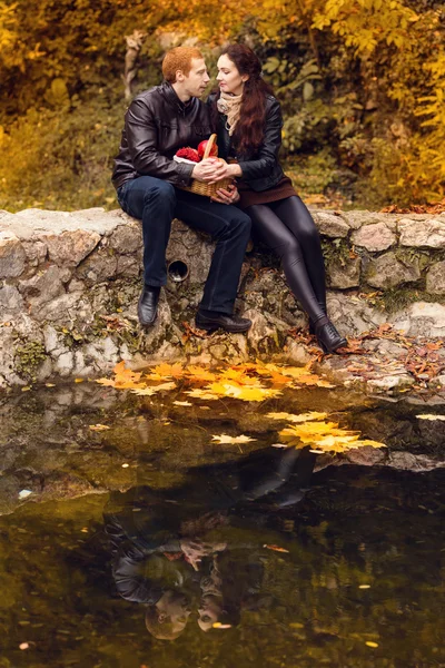 Happy νεαρό ζευγάρι στην αγάπη συνάντηση σχετικά με το φθινόπωρο φύλλο — Φωτογραφία Αρχείου