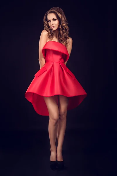 Mode studio skott av vacker kvinna med smink och frisyr bär aftonklänning — Stockfoto
