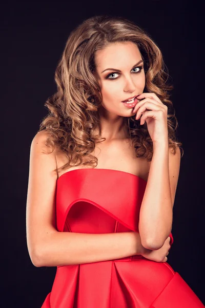 Studio de mode photo de belle femme avec maquillage et coiffure portant robe de soirée — Photo