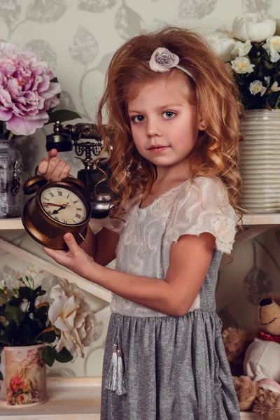 Cute little child girl with spring flowers — Stock Photo, Image