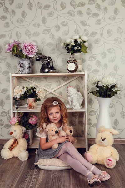 Το χαριτωμένο παιδί κοριτσάκι με ανοιξιάτικα λουλούδια — Φωτογραφία Αρχείου